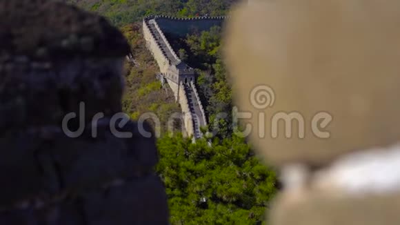 中国长城的慢镜头它在秋天开始时从山的一侧升起视频的预览图