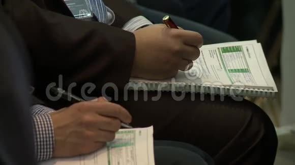 商务会议男人用手工做笔记视频的预览图