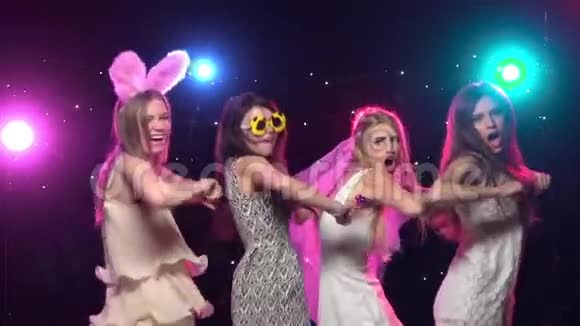 巴切洛雷特派对女朋友跳舞做类似的手势慢动作视频的预览图
