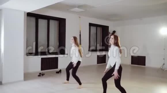 两个年轻女孩正在舞蹈室跳舞晚上的舞蹈排练视频的预览图