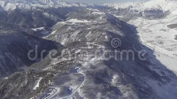 令人叹为观止的冬季景观雪山山谷美丽的山脉视频的预览图