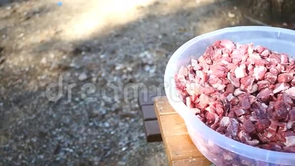 户外大容器中的新鲜牛肉肉片视频的预览图
