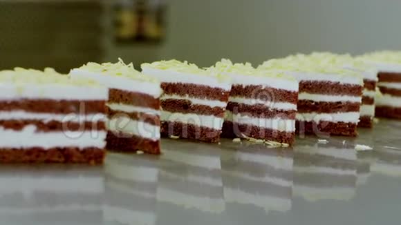 蛋糕片正站在桌子上视频的预览图