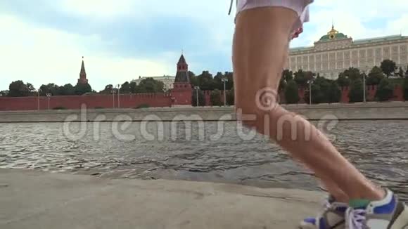 超级慢动作稳定镜头运动型棕发女运动员对阵莫斯科克里姆林宫240fps视频的预览图