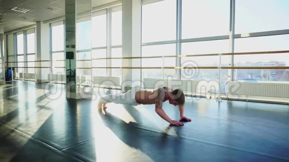体育学院运动服装专业的学生在大厅里做俯卧撑视频的预览图