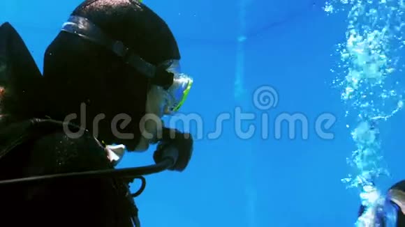 男子潜水为女子潜水提供订婚戒指视频的预览图