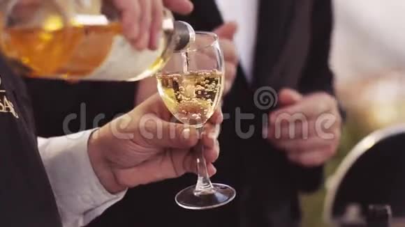 一个侍者正在把白葡萄酒倒进酒杯里男肖像外拍酒泡泡婚礼派对意大利视频的预览图
