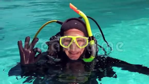 潜水的女人做个好手势视频的预览图