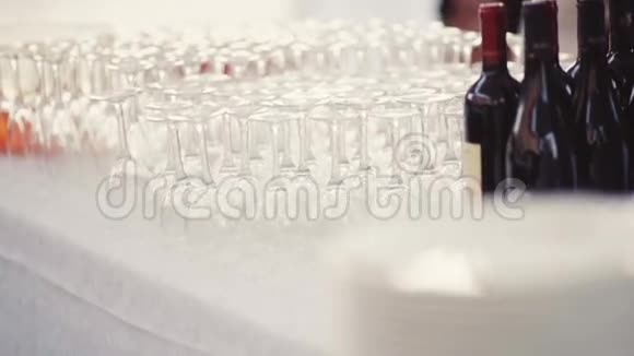 晚餐的婚礼准备提供优雅的桌子dAcor空杯和一瓶意大利葡萄酒白色视频的预览图