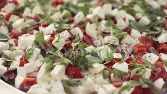 提供新鲜意大利沙拉西红柿奶酪沙拉意大利调味料360份轮换食品准备视频的预览图