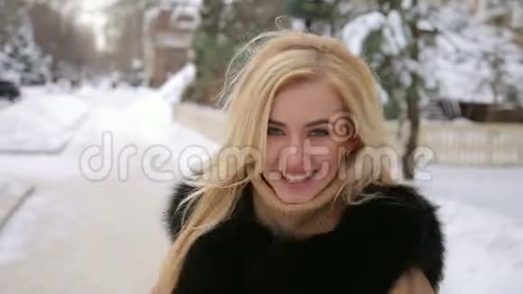 雪域公园里一个快乐的笑女的画像视频的预览图