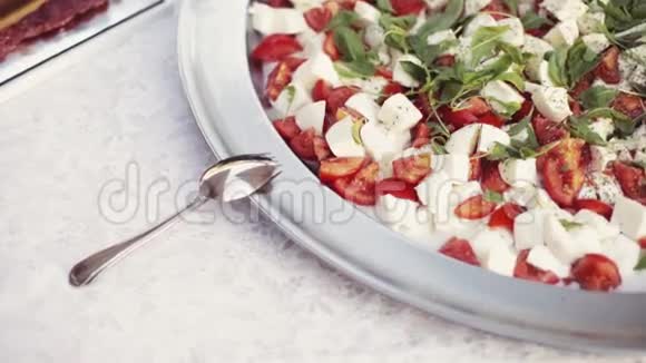 意大利美味的西红柿帕尔马干酪和意大利调味料放在一个优雅的盘子里国际美食关门视频的预览图