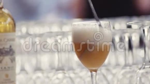 一个酒保正在供应香槟侍者端起香槟笛子意大利葡萄酒婚礼庆典视频的预览图