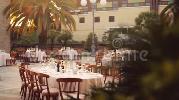 意大利餐厅阳台上优雅的餐桌装饰好的餐桌上摆满了葡萄酒和水视频的预览图