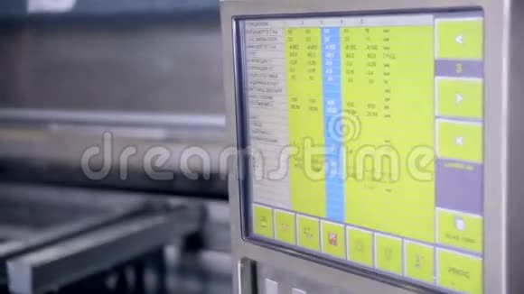 工业控制面板在金属加工弯曲机视频的预览图