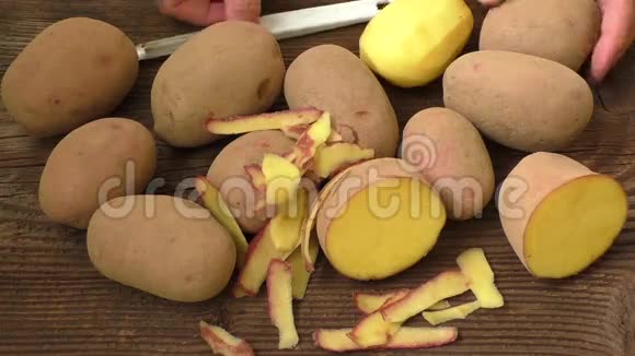 双手剥土豆俯视图视频的预览图