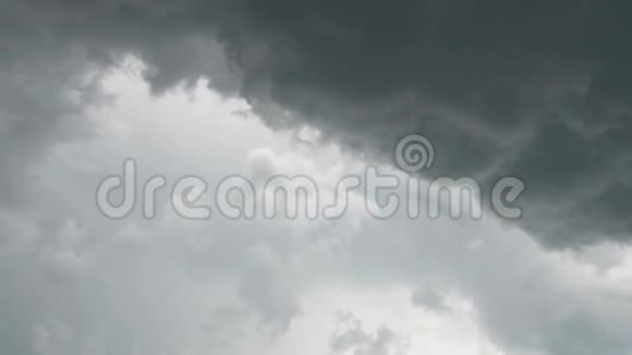 强烈的雷暴云视频的预览图