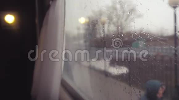 从火车车窗上看车窗上的雨人们沿着铁路走铁路铁路视频的预览图