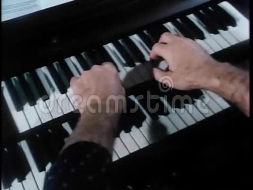 演奏风琴的人的特写视频的预览图