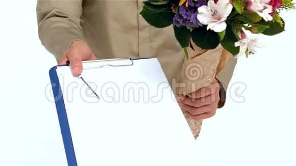 邮递员拿着花递给文件视频的预览图