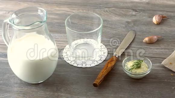一罐牛奶黄油饼干和新鲜的小面包放在乡村木桌上乡村早餐视频的预览图