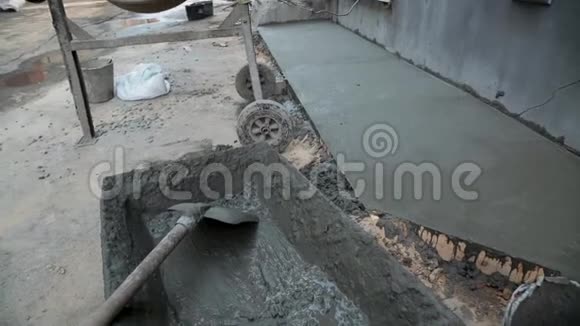 施工现场水泥搅拌机为搅拌混凝土视频的预览图