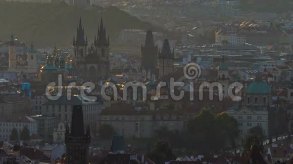 日出时分的老城和泰恩教堂的尖顶捷克共和国布拉格视频的预览图