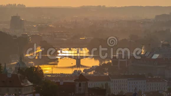 捷克共和国布拉格桥和旧城时光的迷人晨景视频的预览图