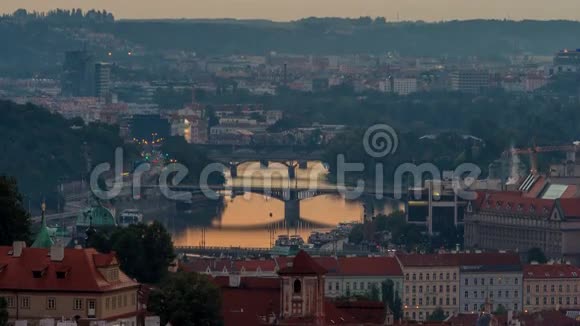 捷克共和国布拉格桥和旧城时光的迷人晨景视频的预览图