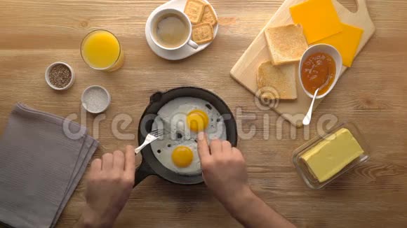 男性手握装置早餐包括煎蛋和烤面包和咖啡视频的预览图