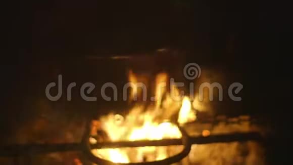 在传统的炉子上做饭视频的预览图