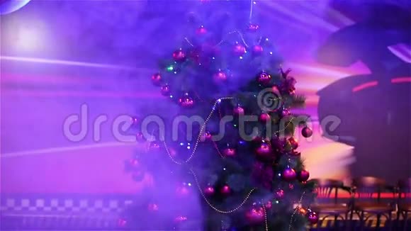 新年树在紫光中穿过烟雾视频的预览图