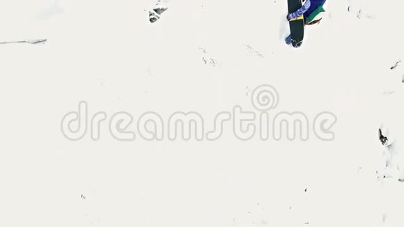 从无人驾驶飞机女孩在山上探险的空中镜头视频的预览图