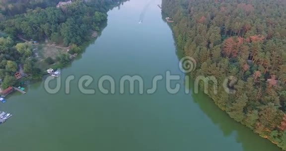 夏天森林和城镇之间的河流视频的预览图