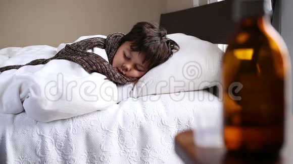 生病的小男孩睡得不安稳视频的预览图
