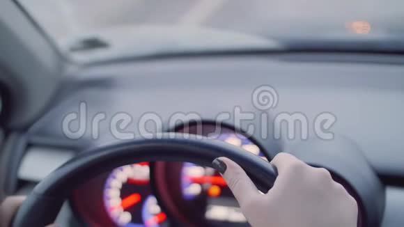驾驶汽车方向盘上的女人手视频的预览图