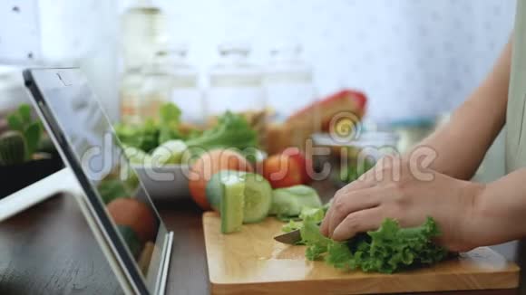 4K女性手工切片绿色蔬菜准备烹饪原料遵循烹饪在线视频剪辑网站上通过平板电脑视频的预览图