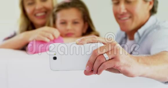 幸福家庭在客厅4k手机自拍视频的预览图