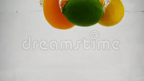 柠檬青柠橘子带泡泡落水的慢动作视频孤立白色背景下的柑橘果实视频的预览图