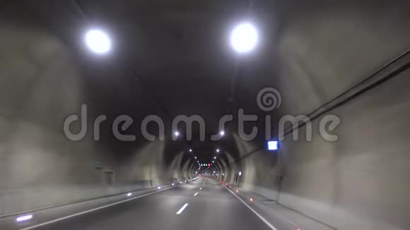 在隧道里旅行交通旅行视频的预览图