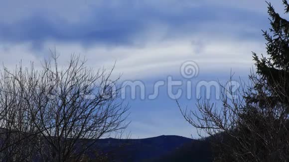 比利牛斯山脉天空中的网状云视频的预览图