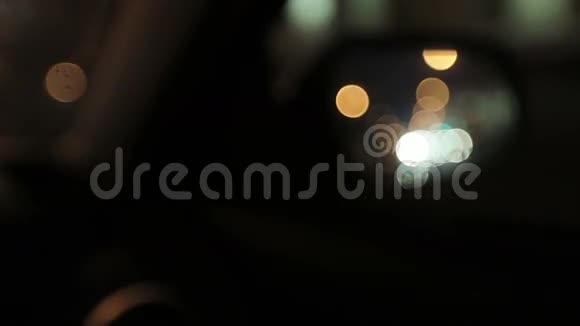 汽车侧镜中模糊的反射夜城视频的预览图