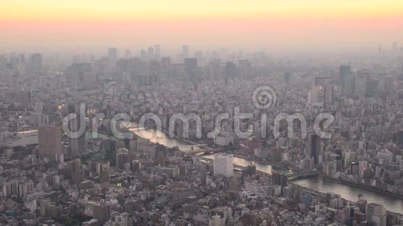 在黄昏时俯瞰东京市中心视频的预览图