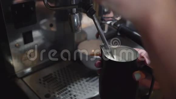 咖啡师做两杯咖啡牛奶视频的预览图