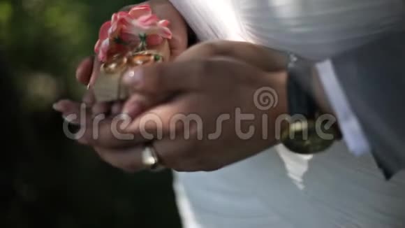 新婚夫妇拿着结婚戒指视频的预览图
