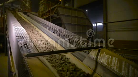粘土在现代采矿厂的输送机上移动打滑头视频的预览图