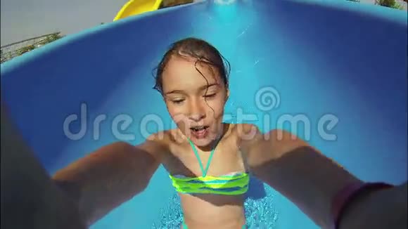 儿童滑下水在水池中滑动关门视频的预览图
