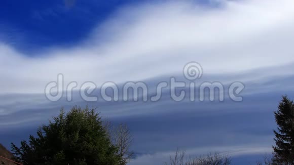 比利牛斯山脉天空中的网状云视频的预览图