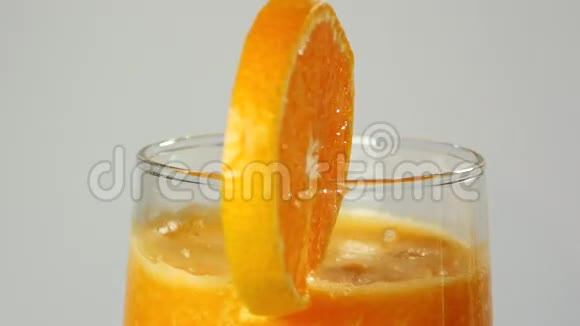 转盘上旋转橘子汁视频的预览图