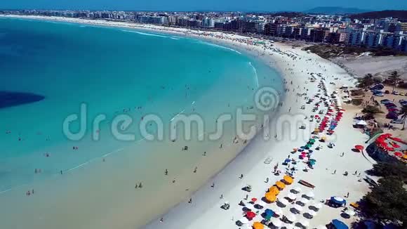 巴西CaboFrio水晶水的梦幻海滩的空中景色视频的预览图